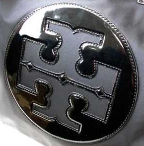トリーバーチ 本物 ロゴ黒